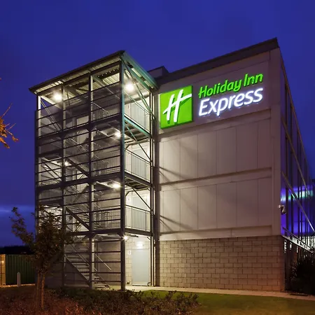 Holiday Inn Express London Stansted Airport By Ihg-3