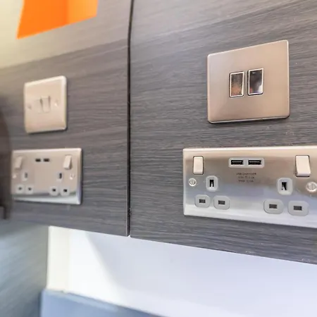 Easyhotel Leeds-3