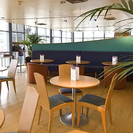 Premier Inn Southampton Airport-2