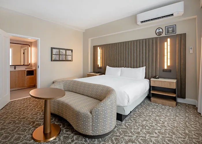 Hotels with ParkingFlor Tampa Downtown, Tapestry Collection By Hilton